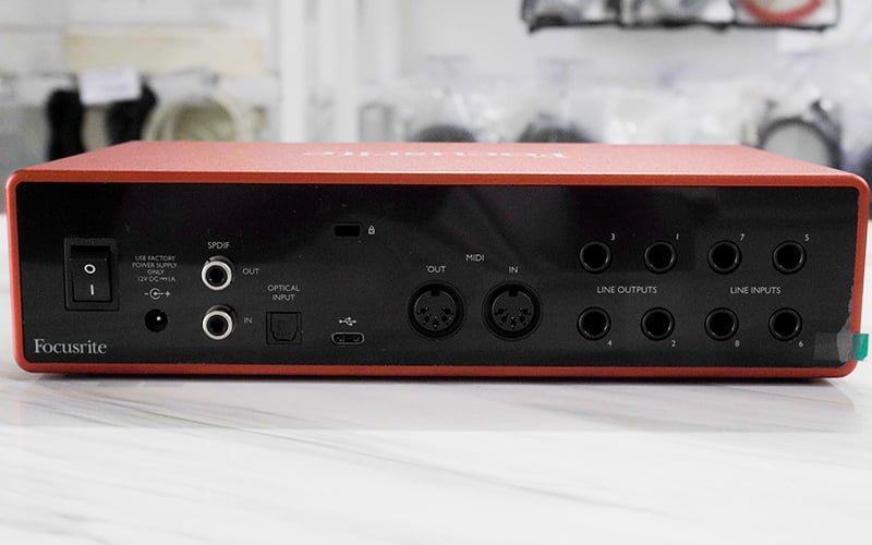 mặt lưng Sound card Focusrite Scarlett 18i8 Gen 3